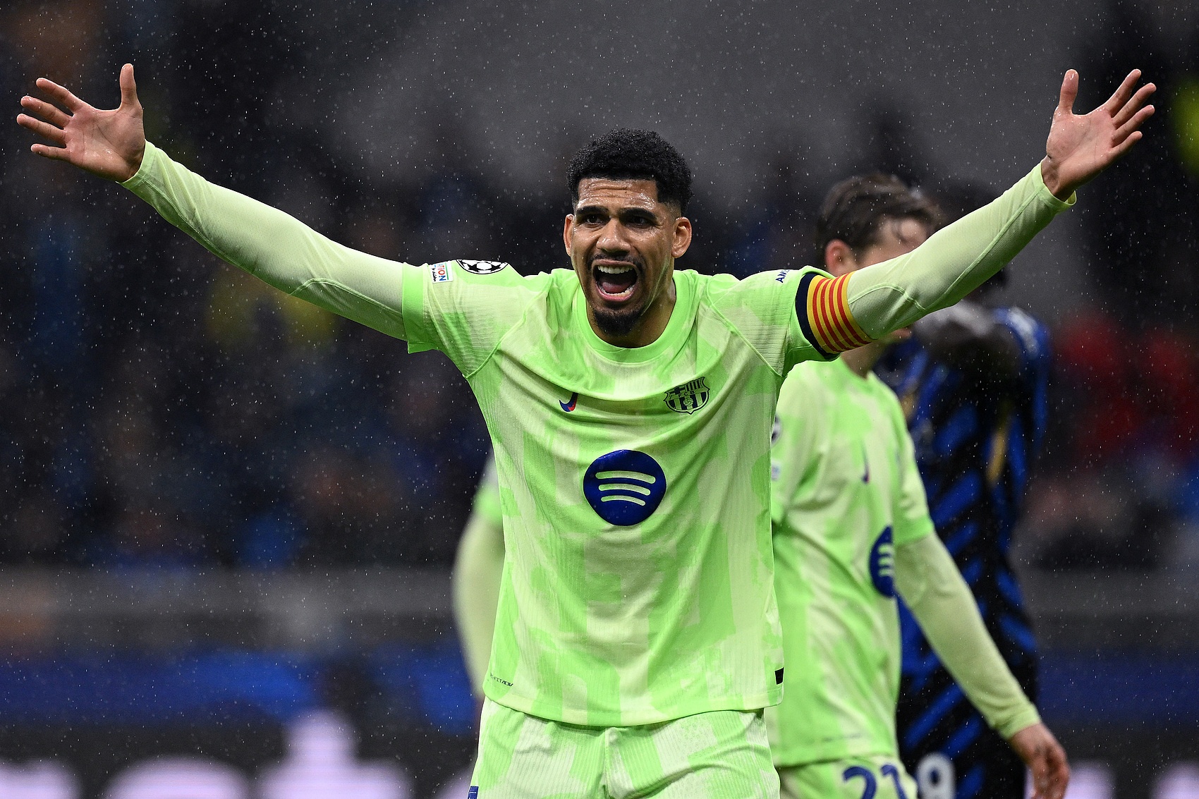 开云下载-罗马诺：阿劳霍与巴萨解约金升至10亿欧元，此前曾下降至6000万欧